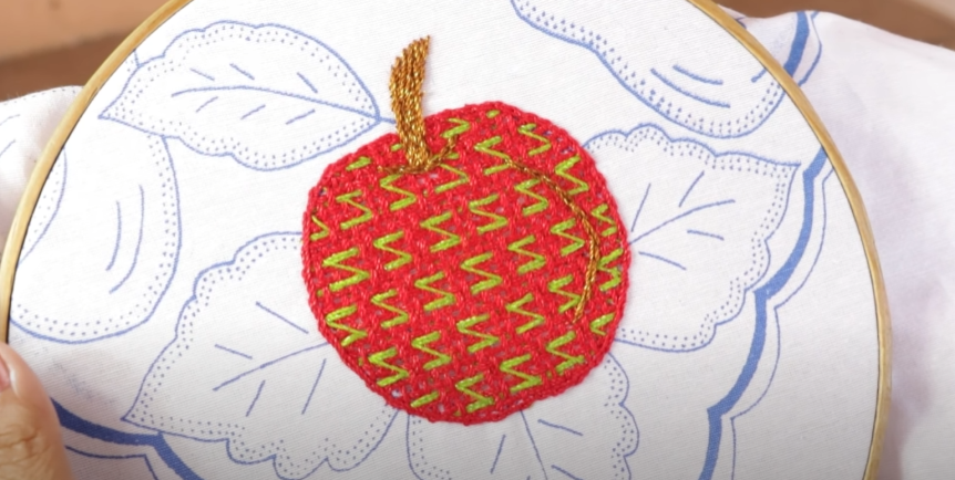 Cómo bordar una manzana paso a paso con la técnica de petatillo